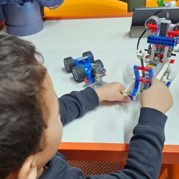 Crianças na aula de robótica MultiGênio